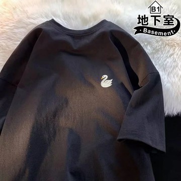 地下室B1-韓版天鵝刺繡短袖T恤 寬鬆落肩上衣 男女同款情侶裝 簡約百搭 大尺碼8XL【NL626093】
