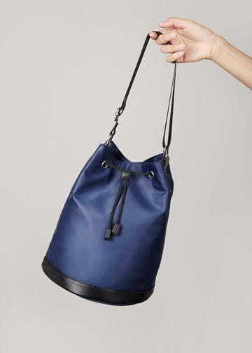 Peter Peter 簡約防水-手提/肩背-水桶包-藍色