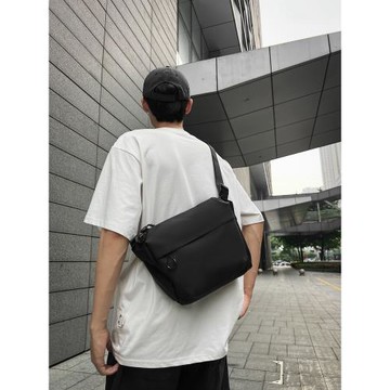 日系港風純色無印斜挎包男簡約郵差包運動輕便防水胸包工裝單肩包