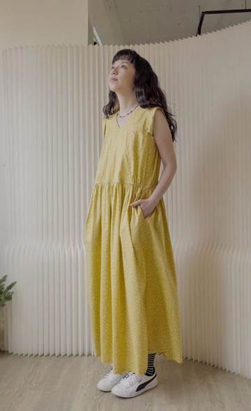 黃底白點日式緹花v領小翻袖背心長洋裝