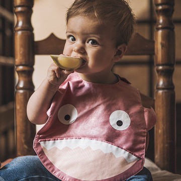 我的吸睛法寶【BabyBites 鯊魚咬一口】純棉嬰幼兒造型口水巾圍兜 ( 共 4 色) 新生兒禮 彌月禮 新手爸媽 寶寶 口水巾 圍兜