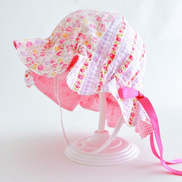 可調整尺寸的嬰兒鬱金香帽 荷葉邊緞帶小碎花粉色 附下巴鬆緊帶