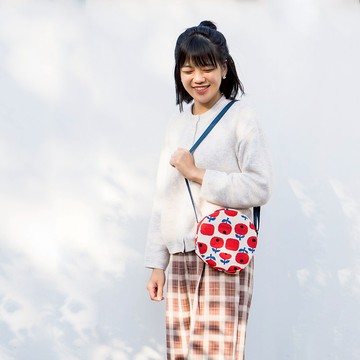 圓型斜背包 可調背帶長短  紅蘋果花