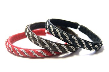 窄黑色男士手镯。 定制尺寸手镯。 真皮手镯。