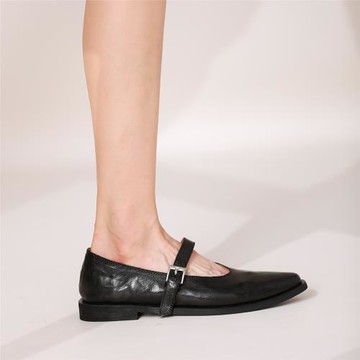 鞋子女2023年新款尖頭皮帶扣平底不累腳軟底真皮黑棕色百搭單鞋女