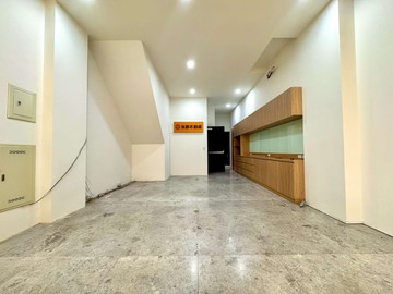 東橋首排大橋國中旁鑲金電梯寬店面｜台南市永康區東橋一路