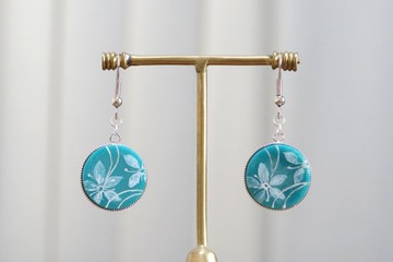 樹脂藝術 圓形耳環・白花・藍綠色