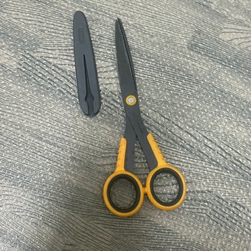 [沐沐屋] 得力 Deli 6028 橡膠手柄剪刀 黑刃剪刀-