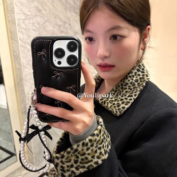 由里公園ins小眾簡約高級感皮紋刺繡蝴蝶結15適用16pro蘋果16ProMax手機殼iPhone16全包14掛鏈14Promax保護套