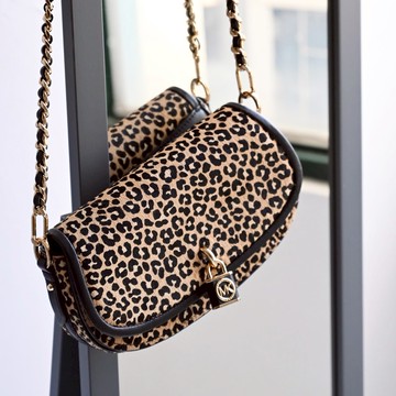 MICHAEL KORS MILA 豹紋印花皮革翻蓋肩斜鍊包.黑邊