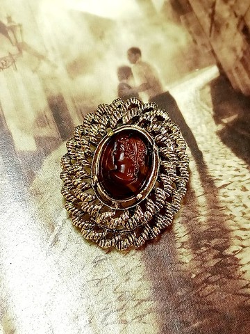 vintage jewelry 古董繩結造型浮雕女神胸針