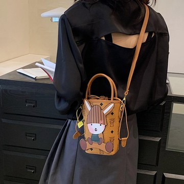 韓係✨質感小包包女2023新款時尚百搭可愛小熊單肩包少女斜挎博隨身側背小包 斜背零錢鑰匙外出包單肩包包 C3JP