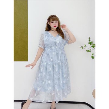 胖瑩瑩大碼女裝輕奢甜美清新溫柔風V領刺繡氛圍感度假顯瘦連衣裙