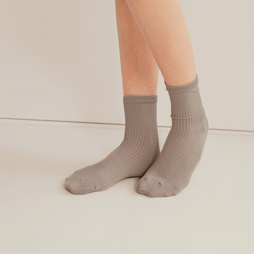 OB嚴選 質感坑條簡約素面中筒襪 《ZB1600》