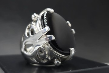 奈傑爾的戒指設計，出自電影《穿著Prada的惡魔》，天然葉門瑪瑙男戒。