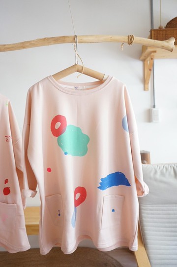 真的好可愛 粉粉手工純棉印花寬寬口袋上衣