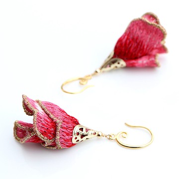 桃花開 華麗的裙襬搖搖  刺繡耳環