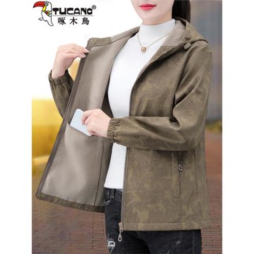 啄木鳥一體絨軟殼沖鋒衣女款2025年新款秋季中年媽媽秋冬加絨外套