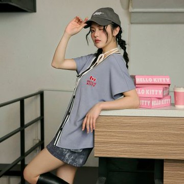 OB嚴選中大尺碼-KITTY CUTIE LAND．V領撞色針織上衣《KB1485》