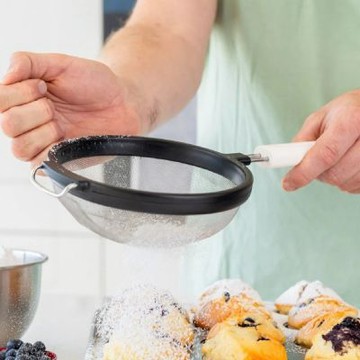 《KitchenAid》美國 不鏽鋼可勾掛濾杓(純白18cm) | 撈杓 濾網 濾網勺 濾網杓