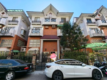 客廳挑高/庭園邊間雙車別墅｜台中市南屯區永春東三路