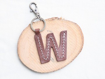 【頭文字A至Z 英文字母鎖匙扣—深棕｜RUSSEL】好好縫 皮革材料包 手工包 匙扣 鑰匙圈 簡約實用 意大利皮 植鞣革 皮革DIY