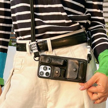 小眾潮酷馬吉拉斜挎背帶皮殼手機殼iPhone13/14蘋果15promax皮質MARGIELA風格潮牌可調節冷淡風ins新款女