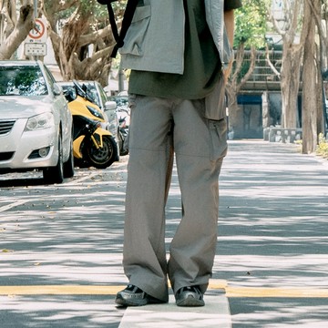 QUEENSHOP_ S 情侶裝 戶外 立體口袋刷刷工裝長褲 兩色售 1/2/3/4 現+預 【04101949】