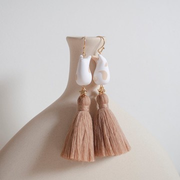 teatime  淺駝色斑紋兔 與 暖棕流蘇 耳環耳夾