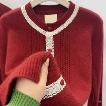新年服飾 蕾絲減齡拚接寬鬆毛衣外套新款圓領慵懶風針織時尚開衫 新年毛衣 新年穿搭 紅色毛衣 長袖上衣 針織衫內搭