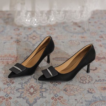 設計綢緞女鞋子結婚訂婚旗袍配鞋單跟細尖色紅鞋高感氣貴式法