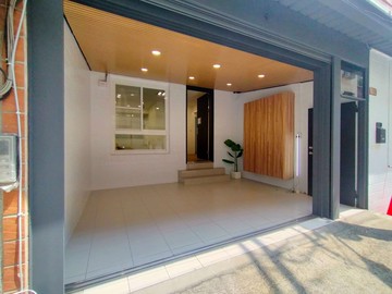 鳳山車站文山特區翻新大面寬車庫公寓一樓｜高雄市鳳山區建國路三段