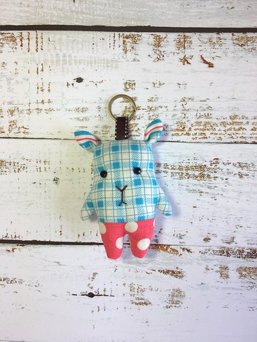 +藍格點點褲+小鹿鑰匙圈