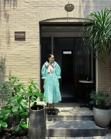 雙層荷葉領連身裙，網紗蝴蝶結疊加印花布料