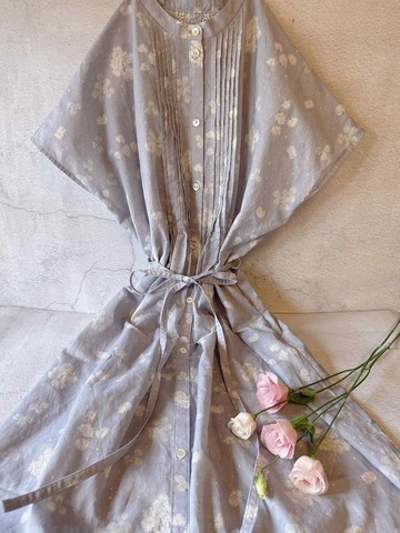 【快速出貨】棉麻細壓褶開襟垂袖小立領長版襯衫洋裝 輕柔飄花