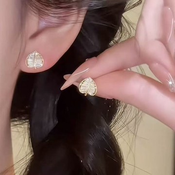 免運🔮精緻小巧鋯葉子金色耳釘女輕奢百搭個性時尚潮流通勤耳環耳飾小眾 垂墜 飾品 抗過敏耳環 耳飾 耳釘 女生 飾品 首