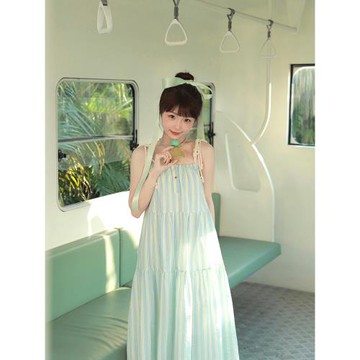 日系文藝少女感藍色條紋吊帶連衣裙夏季小個子溫柔風海邊度假裙子