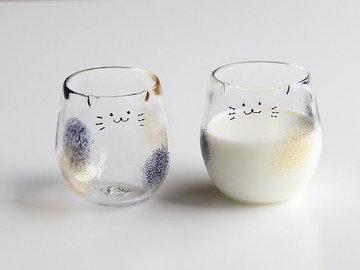 一副添加牛奶後會變成冰淇淋的玻璃杯。裝在木盒/包裝中。