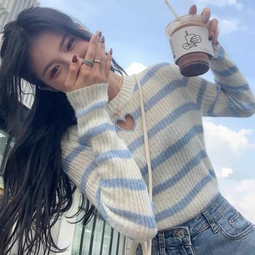 Z28 CU🇰🇷現貨秒出❤️‍🔥條紋百搭鏤空愛心設計💗修身顯瘦針織衫～長袖針織上衣