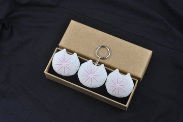 手工刺繡花火貓咪飾品3入 冰箱貼 鑰匙扣吊飾 胸針 白色