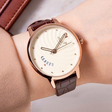 正韓JULIUS粉色夕陽傾斜愛心刻度日顯水波紋面真皮手錶【WJA1391】-黃面棕帶