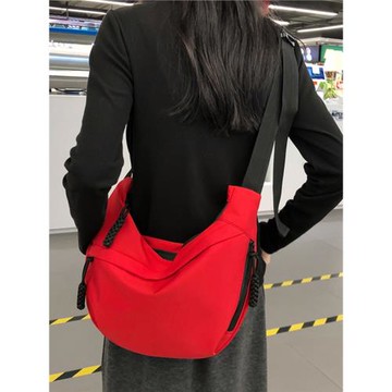 紅色包包女2026新款女士休閑百搭大容量學生斜挎包小眾尼龍餃子包
