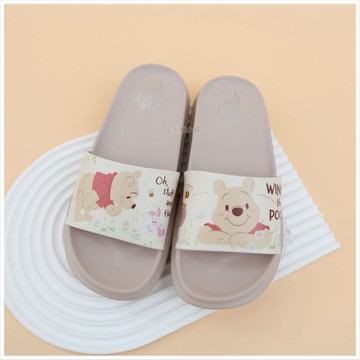 天藍小舖-迪士尼小熊維尼輕量防水拖鞋-單1款-$490【A27270515】