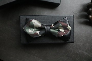 双层迷彩拼接钻石结型男百搭蝴蝶结