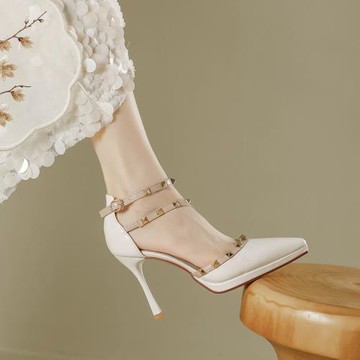 女鞋鉚釘尖頭細跟設計小眾防水臺漆皮包頭搭扣絕美單鞋高跟鞋仙女