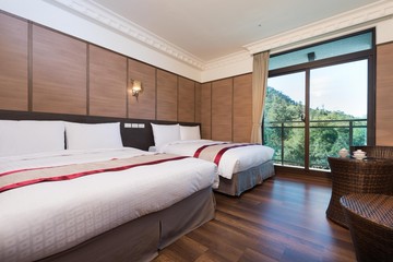 日月潭經典大飯店范特奇堡 - 『媽咪愛特談』簡約雙人客房升等簡約家庭房一泊二食-優惠效期至2025年8月31...