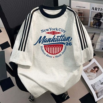 Manhattan隊徽印花T恤 三條杠短袖 短袖上衣 純棉短袖 t恤 oversize 設計感上衣 美式短袖 運動上衣