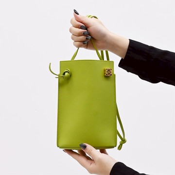LOEWE Dice Pocket 簡約金屬LOGO斜背手機包/小包.草綠