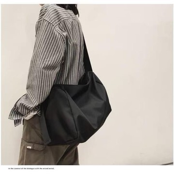 超大黑色大包出行包男士斜挎包男女潮流日係休閒單肩包學生上課包 潮流防水大容量單肩包 公事包 商務包 男包 斜跨肩背包 6