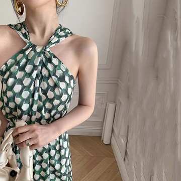 氣質溫柔風碎花雪紡掛脖吊帶連衣裙2022夏季新款法式性感長裙女潮